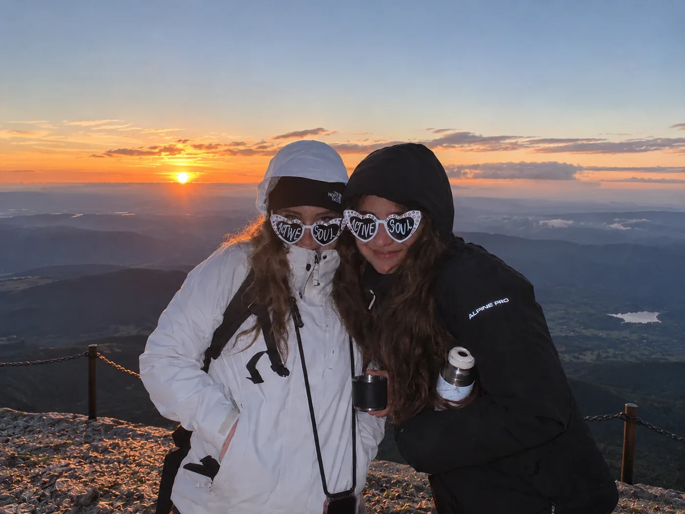 Anička a Míša v brýlích s nápisem Active Soul při východu slunce nad horami